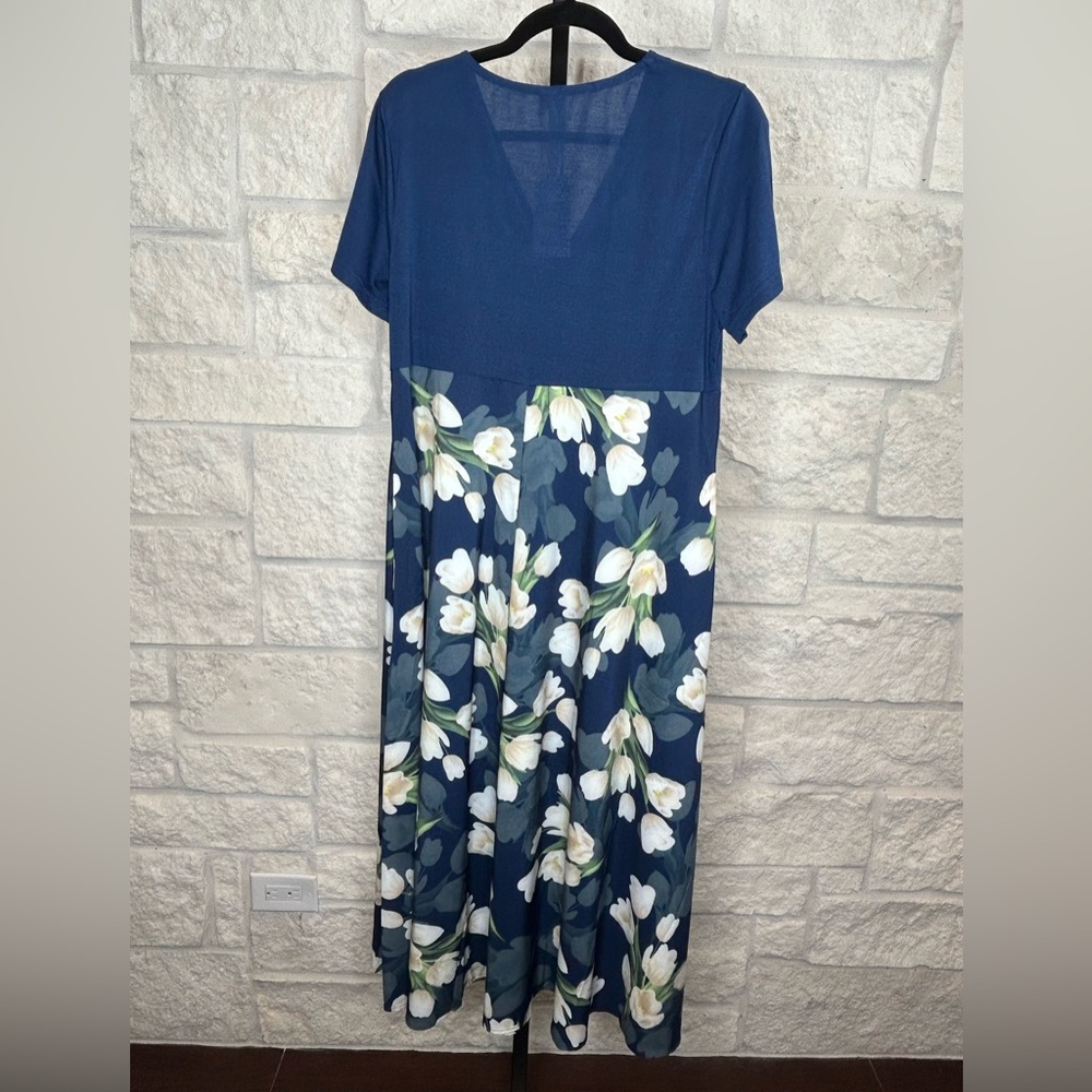 Exclusive NWT Size Large Floral Dress